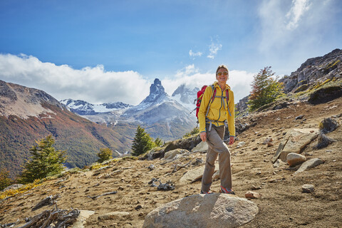 Chile, Cerro Castillo, Frau auf Wandertour in den Bergen, lizenzfreies Stockfoto