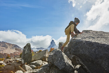 Chile, Cerro Castillo, Junge klettert auf Felsen in Berglandschaft - SSCF00235