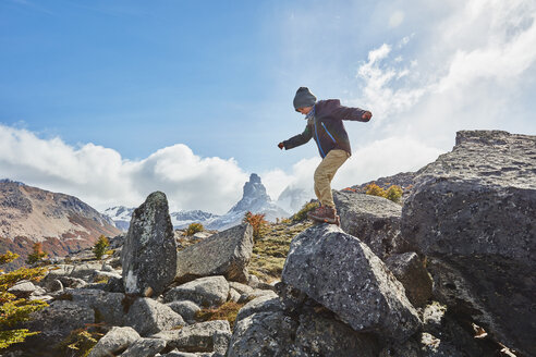 Chile, Cerro Castillo, Junge springt von Felsen in Berglandschaft - SSCF00237