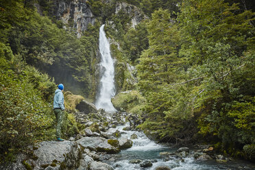 Chile, Nationalpark Laguna San Rafael, Frau bewundert den Wasserfall Las Cascadas - SSCF00240