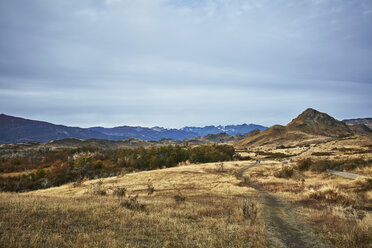 Chile, Valle Chacabuco, Parque Nacional Patagonia, Steppenlandschaft mit Wanderern im Hintergrund - SSCF00244