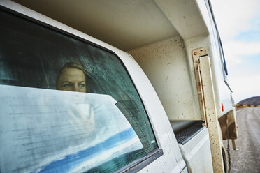 Chile, Valle Chacabuco, Parque Nacional Patagonia, Frau schaut aus dem Fenster im Wohnmobil - SSCF00247