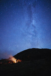 Chile, Tierra del Fuego, Lago Blanco, people at campfire under starry sky at night - SSCF00271