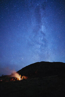 Chile, Tierra del Fuego, Lago Blanco, Menschen am Lagerfeuer unter nächtlichem Sternenhimmel - SSCF00271