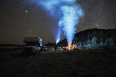Chile, Tierra del Fuego, Lago Blanco, Lagerfeuer und Menschen am Wohnmobil unter nächtlichem Sternenhimmel - SSCF00272