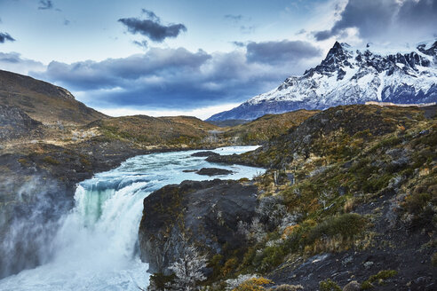Chile, Torres del Paine National Park, Cascada del Rio Paine, Salto Grande Wasserfall vor dem Torres del Paine Massiv - SSCF00282