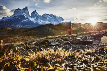 Chile, Torres del Paine Nationalpark, Mann steht vor dem Torres del Paine Massiv bei Sonnenaufgang - SSCF00284