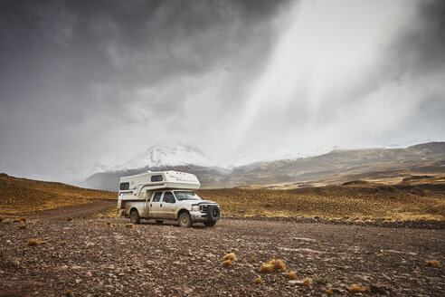 Argentinien, Parque nacional Patagonia, Wohnmobilstellplatz in Berglandschaft am Paso Hondo - SSCF00288