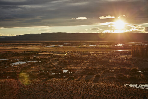 Argentinien, Rio Chico, patagonische Steppe bei Sonnenuntergang - SSCF00294