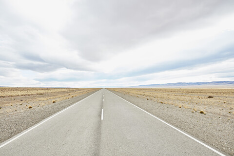 Argentinien, Rio Chico, Ruta 40, Straße durch die patagonische Steppe, lizenzfreies Stockfoto