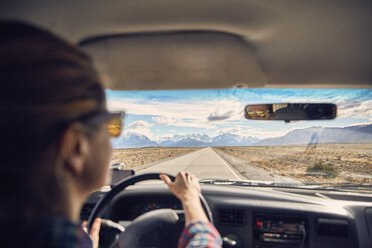 Argentinien, Patagonien, El Chalten, Frau im Wohnmobil auf der Straße zum Fitz Roy und Cerro Torre - SSCF00299