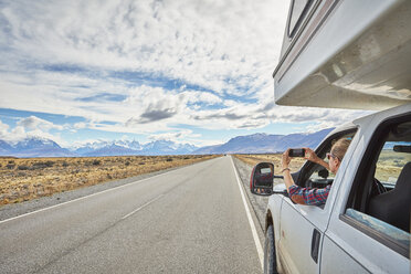 Argentinien, Patagonien, El Chalten, Frau macht Handyfoto im Wohnmobil auf dem Weg zum Fitz Roy - SSCF00300