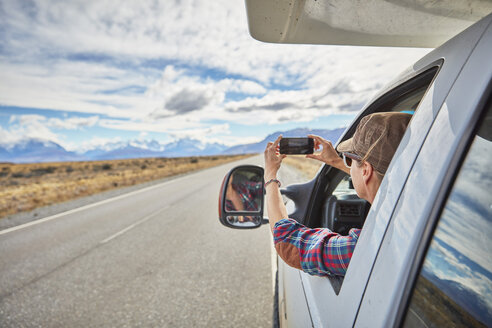 Argentinien, Patagonien, El Chalten, Frau macht Handyfoto im Wohnmobil auf dem Weg zum Fitz Roy - SSCF00301