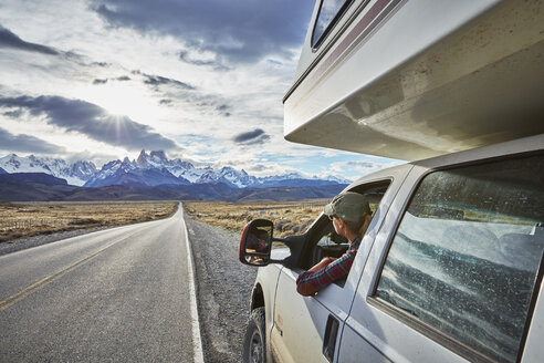 Argentinien, Patagonien, El Chalten, Frau schaut aus dem Fenster eines Wohnmobils auf dem Weg zum Fitz Roy - SSCF00302