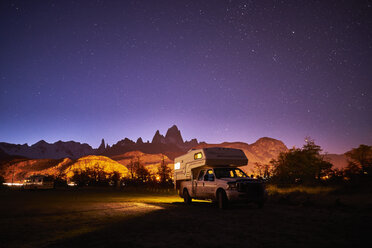 Argentinien, Patagonien, El Chalten, geparkter Camper vor dem Fitz Roy bei Nacht - SSCF00303