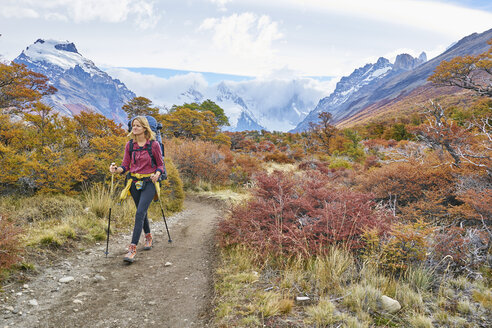 Argentinien, Patagonien, El Chalten, Frau beim Wandern am Cerro Torre im Nationalpark Los Glaciares - SSCF00304