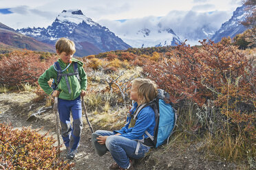 Argentinien, Patagonien, El Chalten, zwei Jungen machen eine Pause vom Wandern im Los Glaciares National Park - SSCF00307