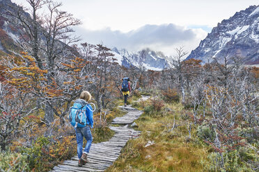 Argentinien, Patagonien, El Chalten, Mutter und Sohn wandern auf dem Cerro Torre im Los Glaciares National Park - SSCF00308