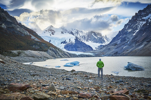 Argentinien, El Chalten, Mann steht am Gletschersee und schaut zum Cerro Torre - SSCF00309