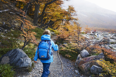 Argentinien, Patagonien, El Chalten, Junge auf einer Wandertour - SSCF00312