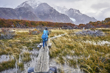 Argentinien, Patagonien, El Chalten, zwei Jungen auf dem Weg zum Fitz Roy im Los Glaciares National Park - SSCF00314