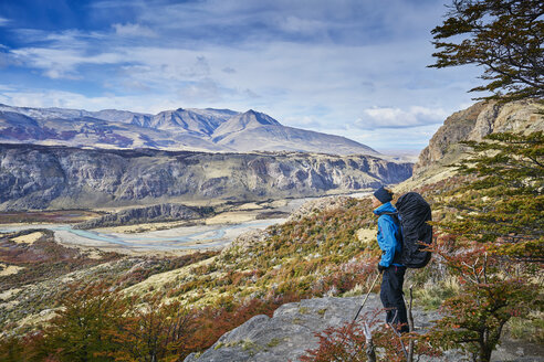 Argentina, Patagonia, El Chalten, woman on a hiking trip at Fitz Roy and Cerro Torre - SSCF00315