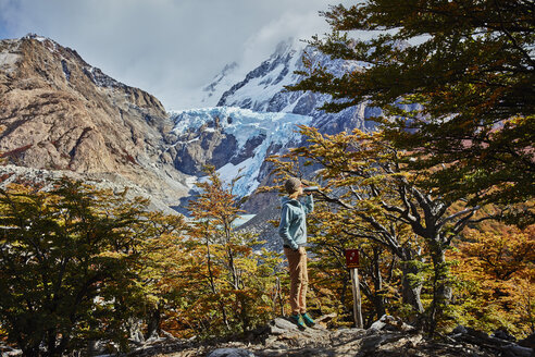 Argentinien, Patagonien, El Chalten, Frau auf Wandertour am Fitz Roy - SSCF00319