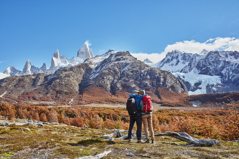 Argentinien, Patagonien, El Chalten, Wanderpärchen küsst sich am Fitz Roy Massiv - SSCF00320