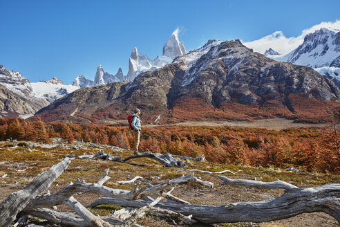 Argentinien, Patagonien, El Chalten, Frau auf Wandertour am Fitz Roy - SSCF00321