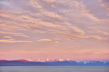 Argentinien, Patagonien, El Chalten, Panorama von Fitz Roy und Cerro Torre im Abendlicht - SSCF00325