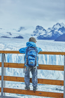 Argentinien, Patagonien, Perito-Moreno-Gletscher, Junge schaut auf Gletscher - SSCF00326