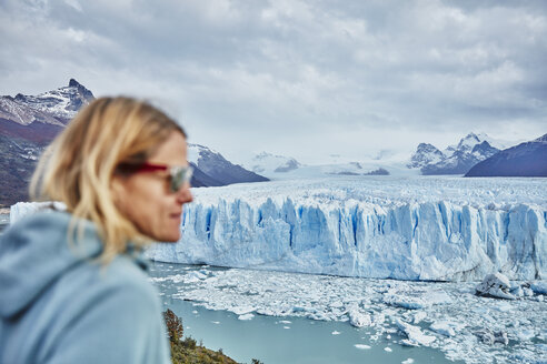 Argentinien, Patagonien, Perito-Moreno-Gletscher, Frau schaut auf Gletscher - SSCF00327