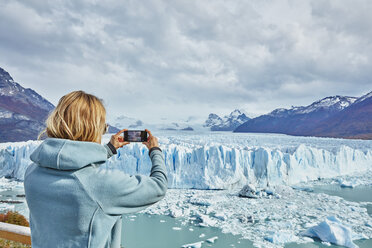 Argentinien, Patagonien, Perito-Moreno-Gletscher, Frau nimmt Handy-Foto von Gletscher - SSCF00328