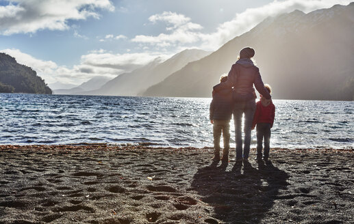 Argentinien, Patagonien, Lago Nahuel Huapi, Frau mit zwei Söhnen, die am Ufer stehen und den See überblicken - SSCF00335