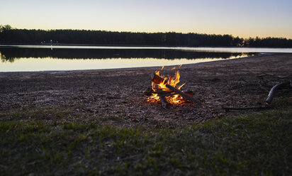 Argentinien, Patagonien, Concordia, Lagerfeuer an einem See - SSCF00339