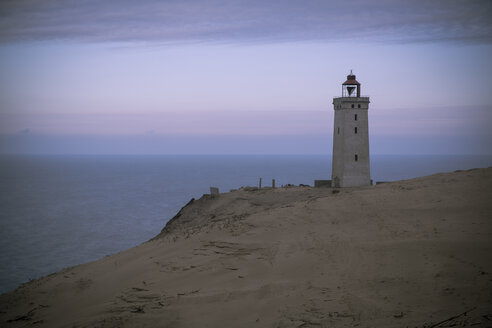 Dänemark, Nordjütland, Rubjerg Knude Leuchtturm zur blauen Stunde - REAF00481
