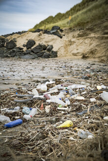 Dänemark, Nordjütland, Plastikverschmutzung am Strand - REAF00501