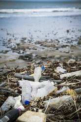 Dänemark, Nordjütland, Plastikverschmutzung am Strand - REAF00502