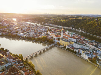 Deutschland, Bayern, Passau, Dreiflüssestadt, Luftbild, Donau und Inn bei Sonnenuntergang - JUNF01564