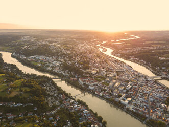 Deutschland, Bayern, Passau, Dreiflüssestadt, Luftbild, Donau und Inn, Veste Oberhaus und Maria Hilf bei Sonnenuntergang - JUNF01569