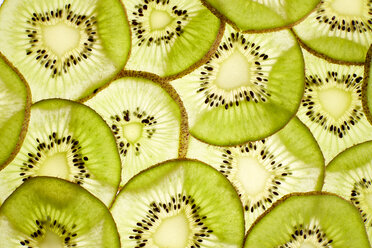 Slices of kiwi, close-up - KSWF02010