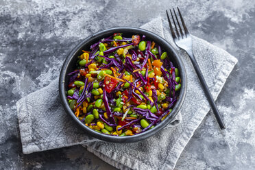 Salat mit Edamame, Mais, Rotkohl, Karotte, Bulgur, Tomate - SARF04009