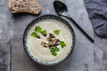 Champignoncremesuppe mit Kokosnussmilch, Petersilie und Baguette - SARF04011