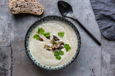 Creme of mushroom soup with cocosnut milk, parsley and baguette - SARF04011