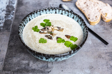 Creme of mushroom soup with cocosnut milk, parsley and baguette - SARF04013