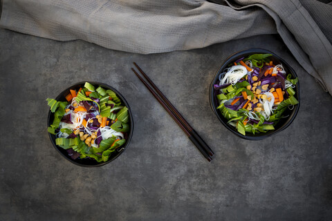 Zwei Schalen Glasnudelsalat mit Gemüse und Erdnüssen, lizenzfreies Stockfoto