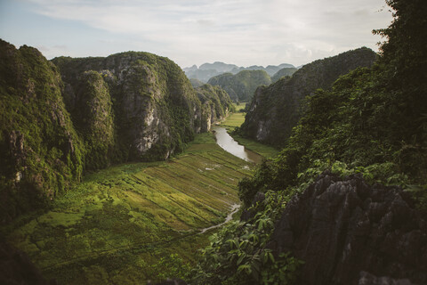 Landschaftliche Ansicht der Berge gegen bewölkten Himmel, lizenzfreies Stockfoto