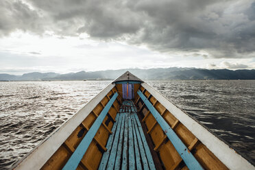 Boot auf dem Inle-See vor den Bergen - CAVF59250