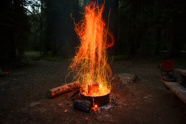 Nahaufnahme eines brennenden Lagerfeuers auf einem Campingplatz - CAVF59265