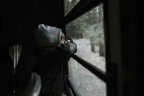 Junge schaut durch das Fenster, während er in einem Reisebus im Yosemite-Nationalpark sitzt - CAVF59348